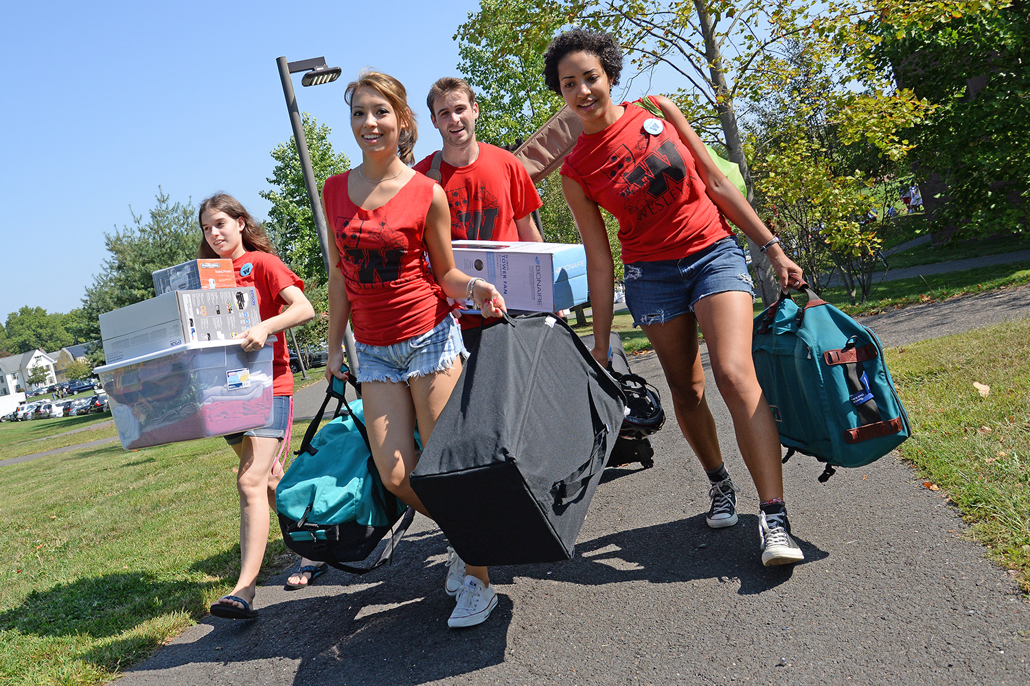 Wesleyan student-athletes, staff and Orientation Leaders helped members of the Class of 2018 move into their student residences on Arriva Day, Aug. 27.