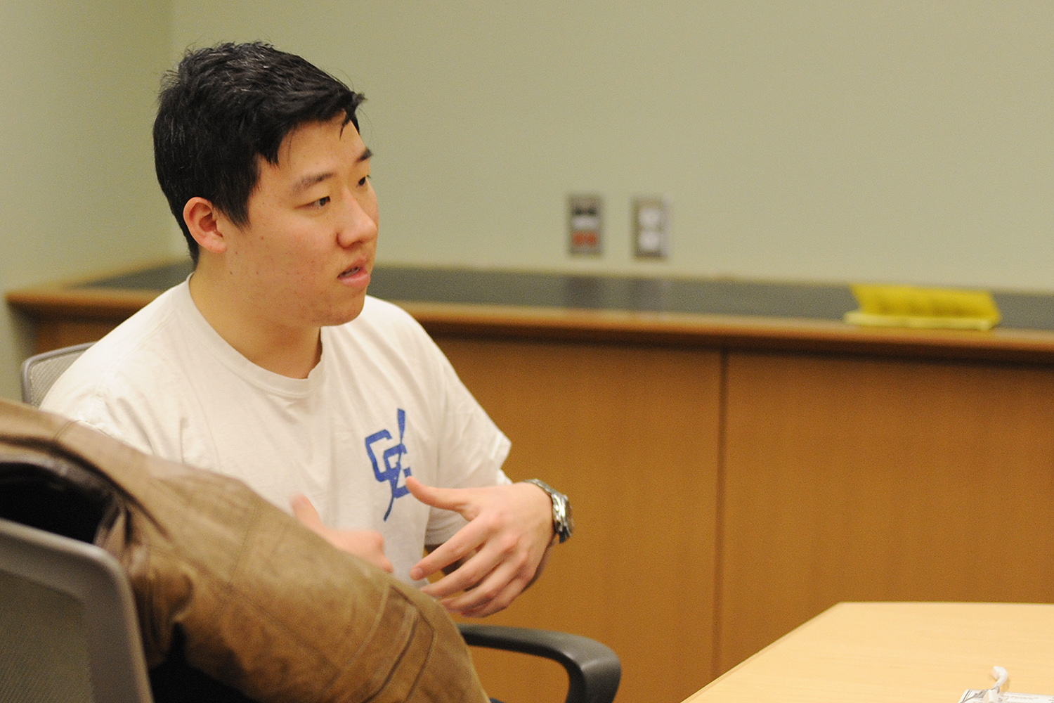 In the Korean-speaking group, a student discussed the dangers of dyes used in clothing. 