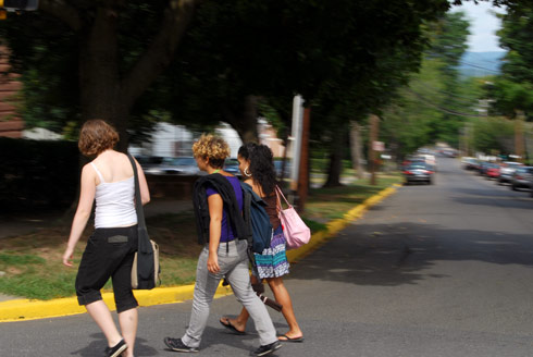 Wesleyan students walk to Fisk Hall for their first classes. 