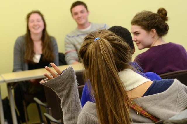 An admitted student asks about Wesleyan's faculty during another student-to-student panel. 