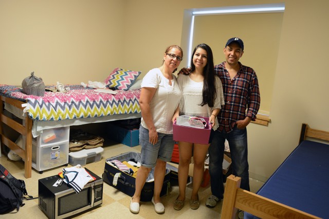 Aida and Oscar Salazar  P'17 helped their daughter, Lauren '17, move into her new student residence. 