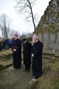 Bishop Mieczysław Cisło, Chief Rabbi Michael Schudrich, and Bishop of Sandomierz Krzysztof Nitkiewicz pray together at the Jewish cemetery.
