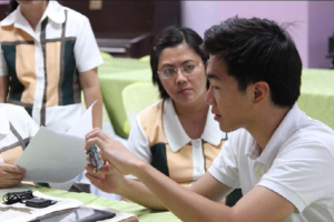 BUKO founder Joaquin Benares explains BUKO components to teachers. 