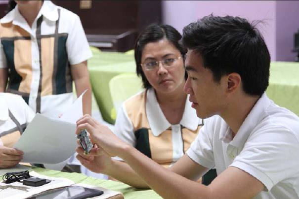 BUKO founder Joaquin Benares '15 explains BUKO components to teachers in the Philippines. 