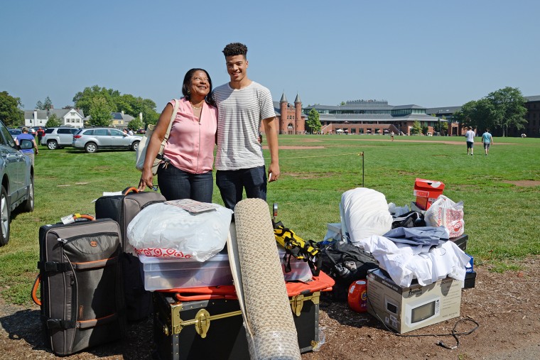 Zenola Harper P’19 helped her son, Salim ’19,  move into his Clark Hall residence home. (Photo by Olivia Drake)