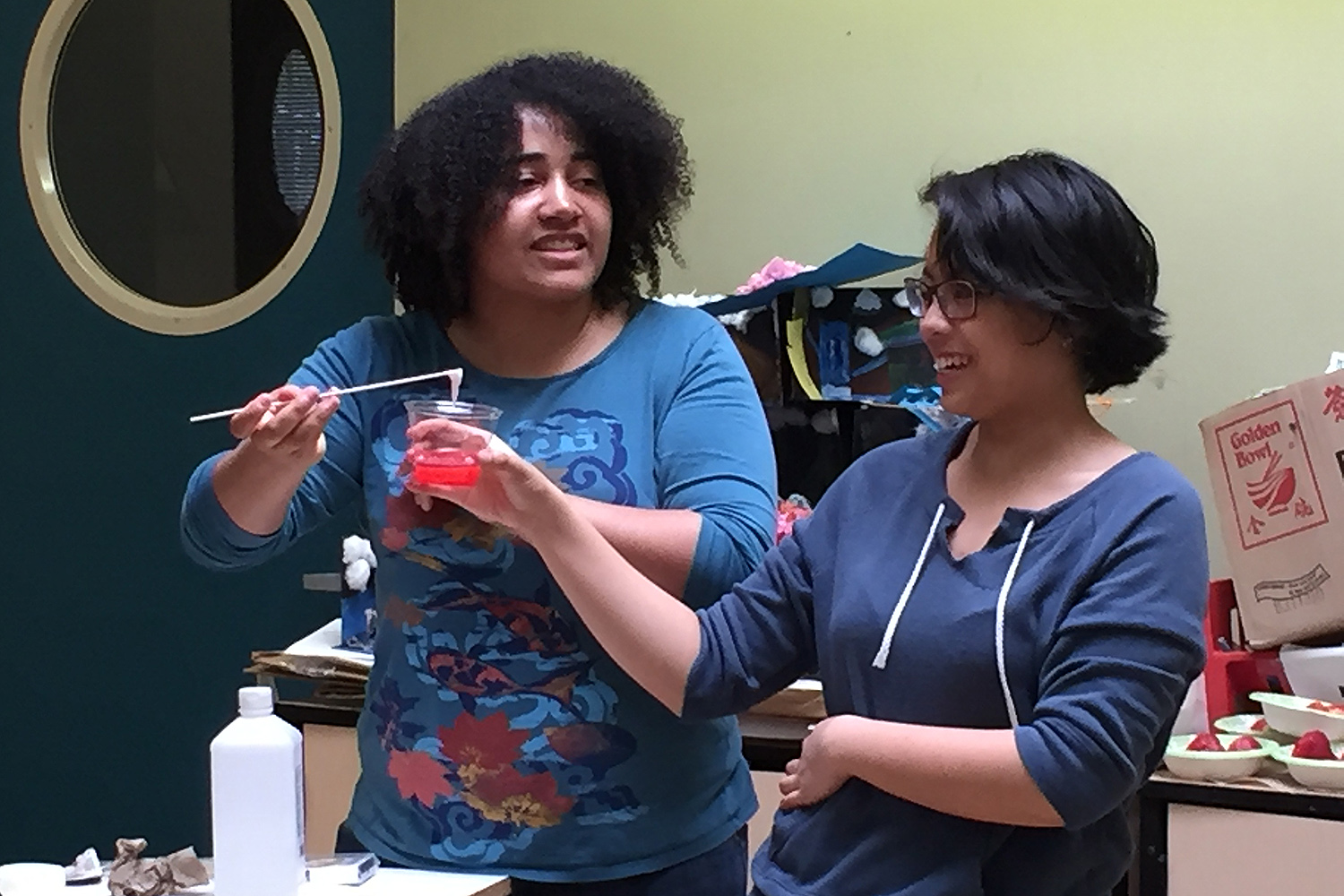 At Green Street, biology major Taylor Matthew ’17 and East Asian studies major Erin Deleon ’17 and led a hands-on science activity for GSTLC’s Discovery AfterSchool students.