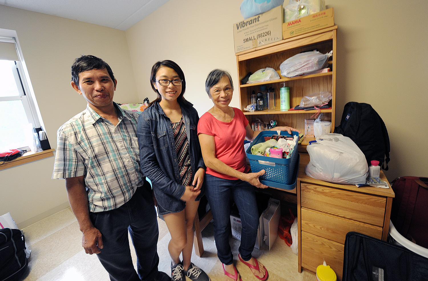 ennifer Luong ’20 of Newnan, Ga., moved into her dorm with help from her parents Manh and Nu. Jennifer, who is roommates with Mary McAllister ’20, may major in science, but is still undecided. She came to Wesleyan for the open curriculum and the connections one can make in a small community.