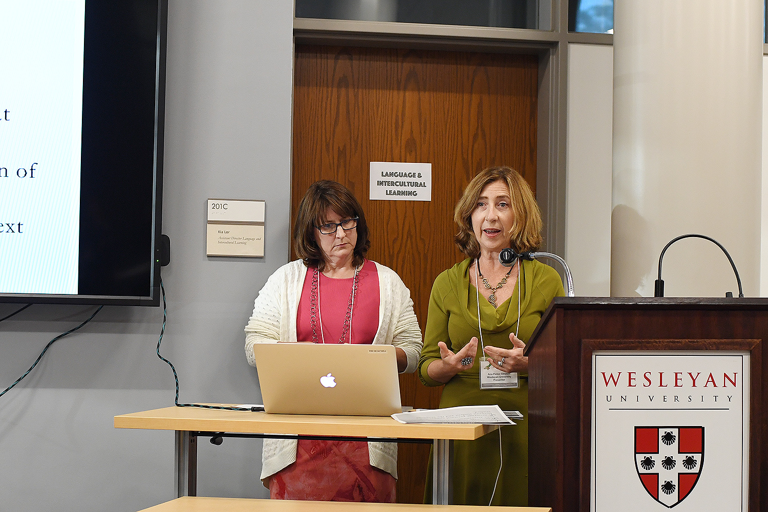 Louise Neary, adjunct associate professor of Spanish and Ana Perez-Girones, adjunct professor of Spanish, shared how students at Wesleyan are building Spanish language portfolios using a Mahara language pack. Perez-Girones also led a discussion on Wespañol, an intermediate-level online program for independent learners.