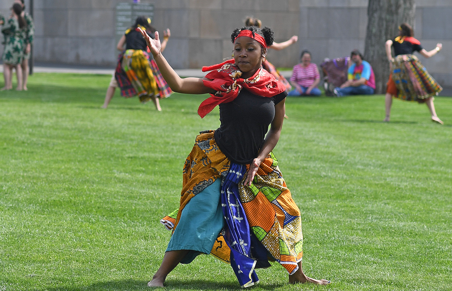 Народный танец с барбадоса. Африканские народные танцы. Африканский национальный костюм. Ритуальные танцы Африки. Африканка танцует.