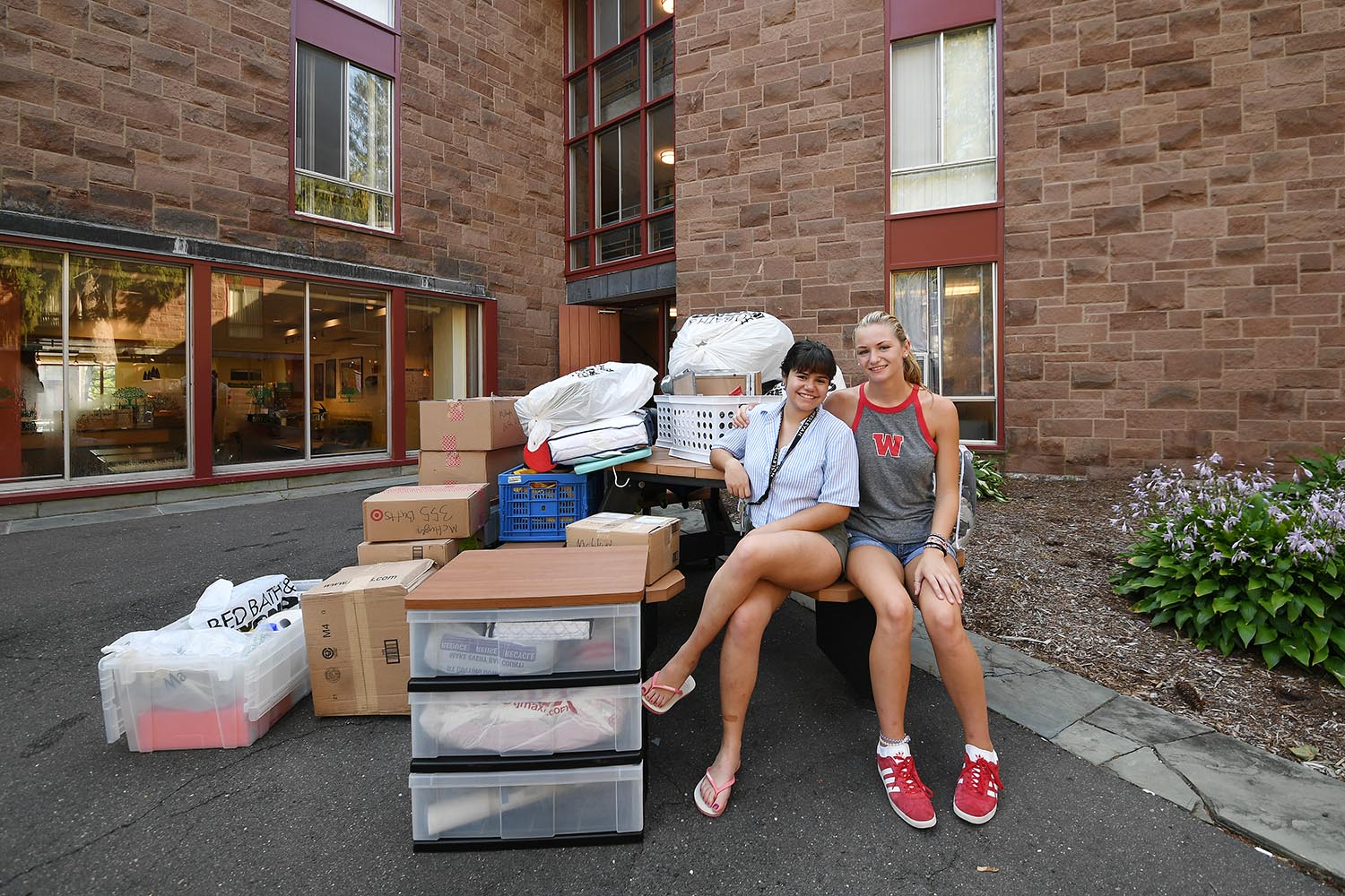 Annabella Machnizh ’22, from Mexico City, who arrived early for the International Students Orientation, helped her roommate, Amanda McHugh '22, of Westchester, N.Y,, on arrival day. The two chose to room together, citing similar living habits yet different social circles to make the transition both comfortable and interesting. Both were looking forward to explore a variety of different courses.