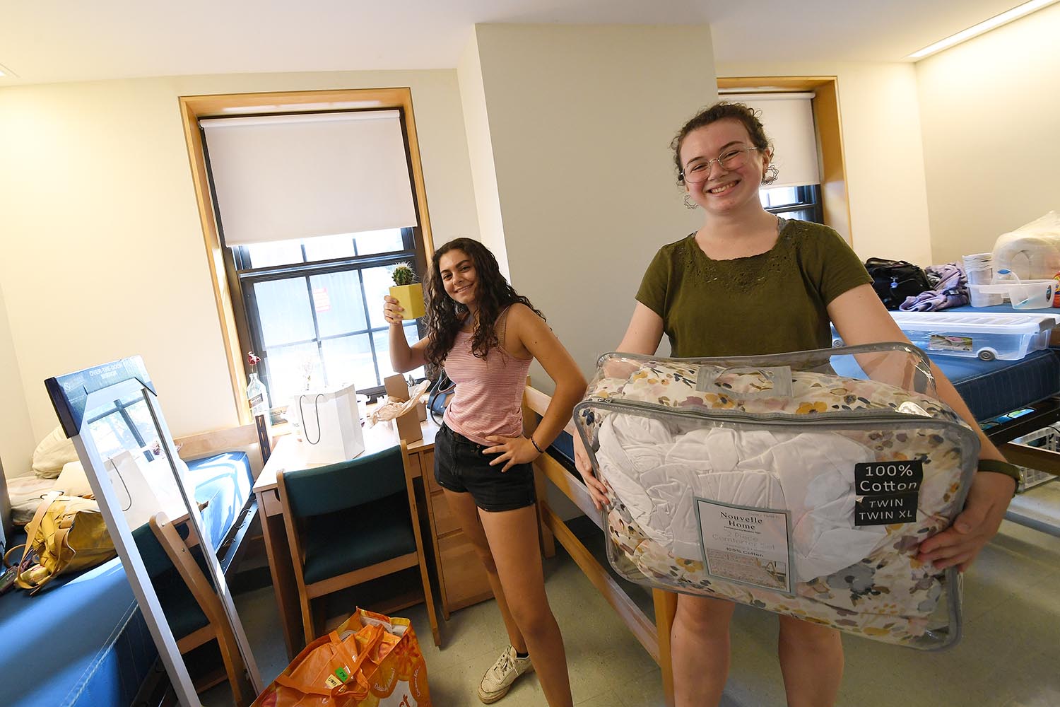 Layla Krantz, from New York City, and Sarah Bozarian, from Dracut, Mass., set up their room in Clark. “I liked everything about Wesleyan,” says Bazarian, who is contemplatiing a major in either English or government and waiting to talk to her adviser about some potential changes in her schedule.