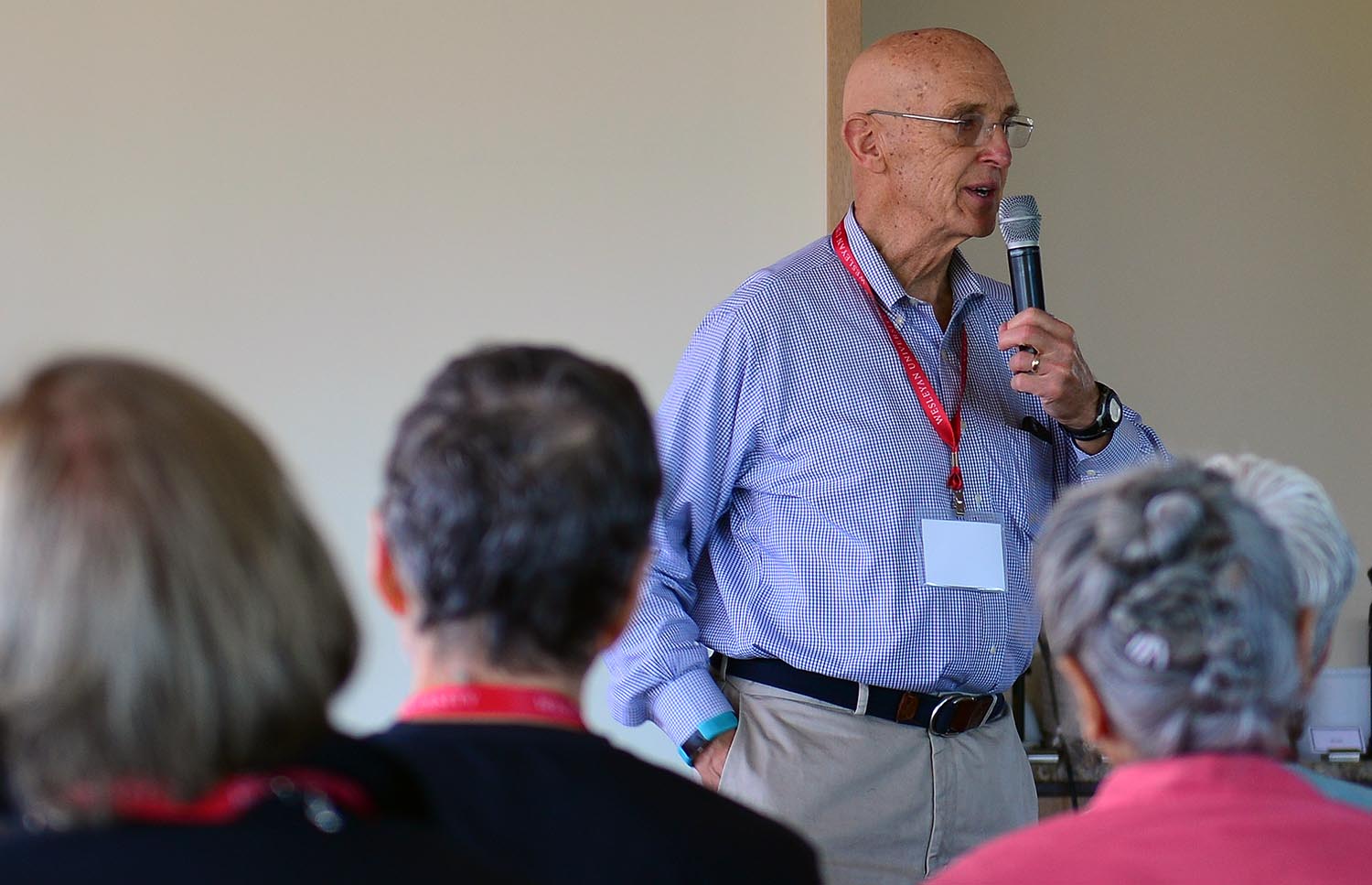 Professor of Psychology Emeritus Karl Scheibe convened the Saturday seminars with an exercise in sharing experiences that he had used in his Dramaturgical Approach to Psychology course.