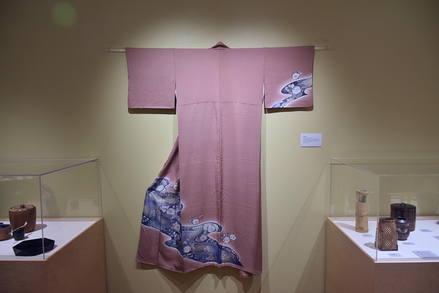 Included in the exhibit is a silk Tsukesage Tsujigahana style kimono, which is dyed and painted. The kimono is suitable to wear at formal occasions such as weddings and tea ceremonies. 