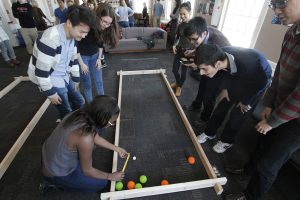 Sur la photo, des étudiants participant à un tournoi de pétanque en 2014, un événement périscolaire organisé par le département Langues et littératures romanes.