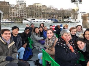 Les élèves wesleyens et vassars qui étudient dans le programme Vassar-wesleyen à Paris sont photographiés l'année dernière sur un bateau-mouche. Au premier plan, la cinquième à droite, est la professeure agrégée de français Catherine Poisson.